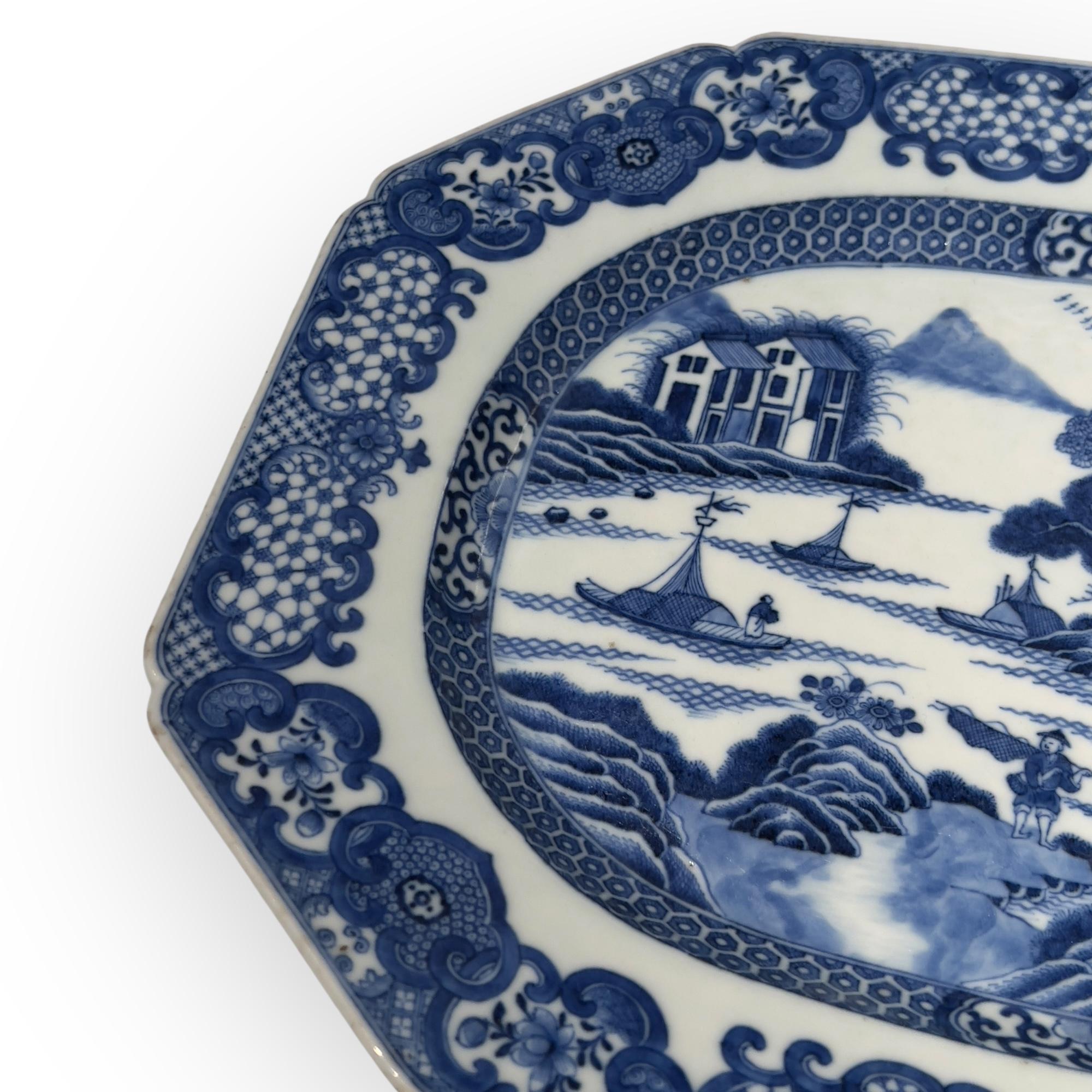 China, 18th Century, Blue-and-White Decorated Dish, circa 1780 For Sale 2