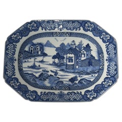 Chine, XVIIIe siècle, Plat décoré en bleu et blanc, vers 1780