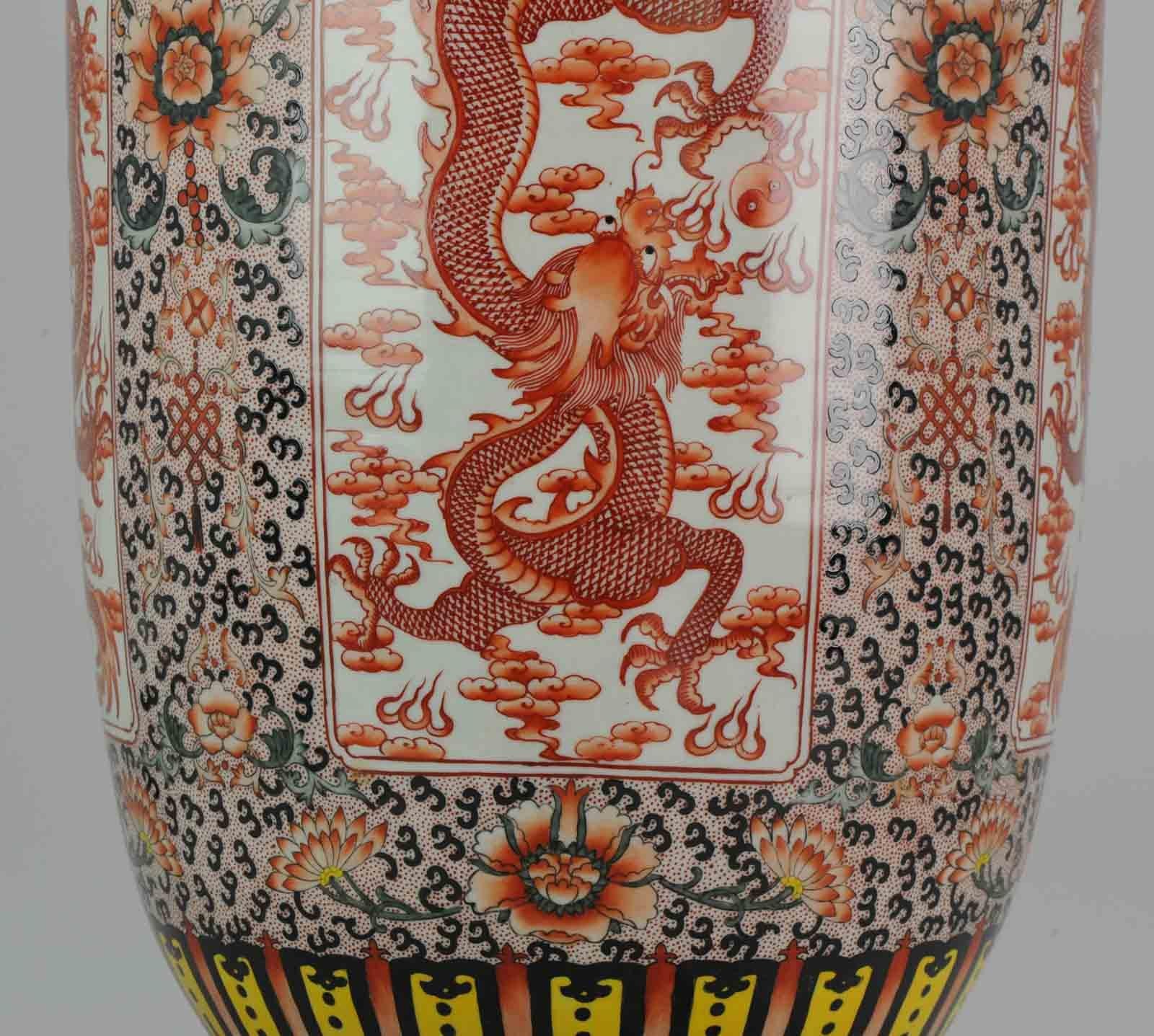 Chinesische Drachenvase aus chinesischem Porzellan, Mitte des 20. Jahrhunderts im Angebot 8