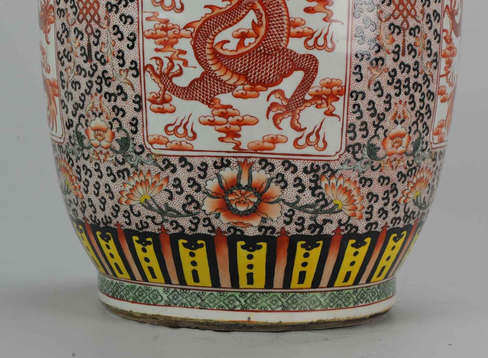 Chinesische Drachenvase aus chinesischem Porzellan, Mitte des 20. Jahrhunderts im Angebot 9