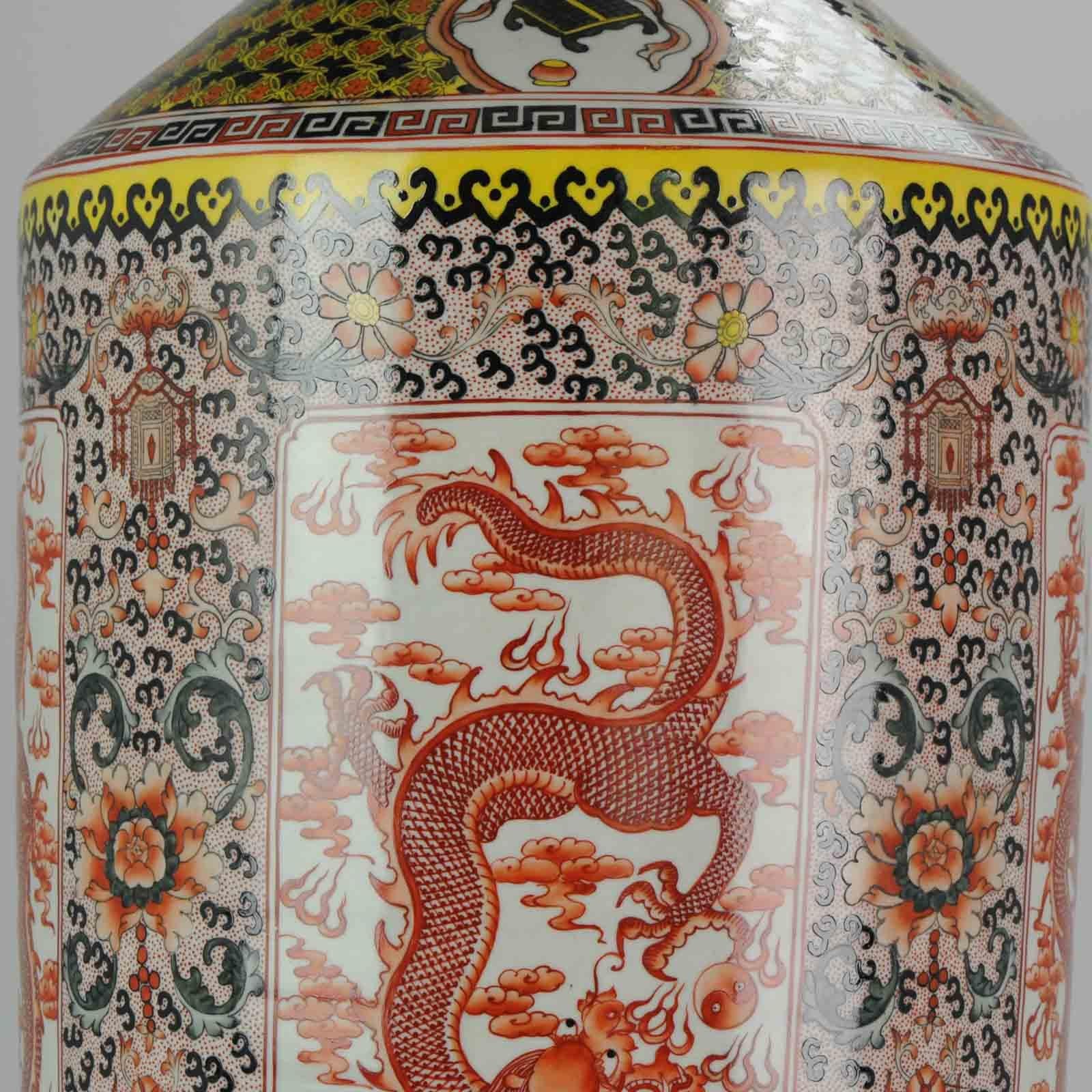Chinesische Drachenvase aus chinesischem Porzellan, Mitte des 20. Jahrhunderts im Angebot 10