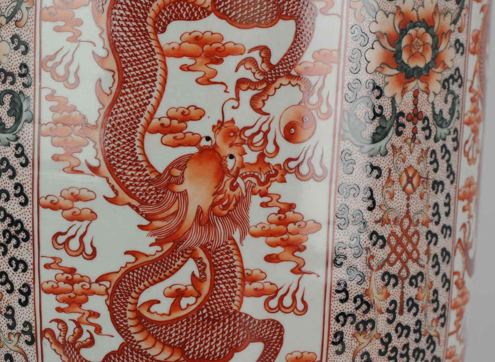 Chinesische Drachenvase aus chinesischem Porzellan, Mitte des 20. Jahrhunderts im Angebot 14