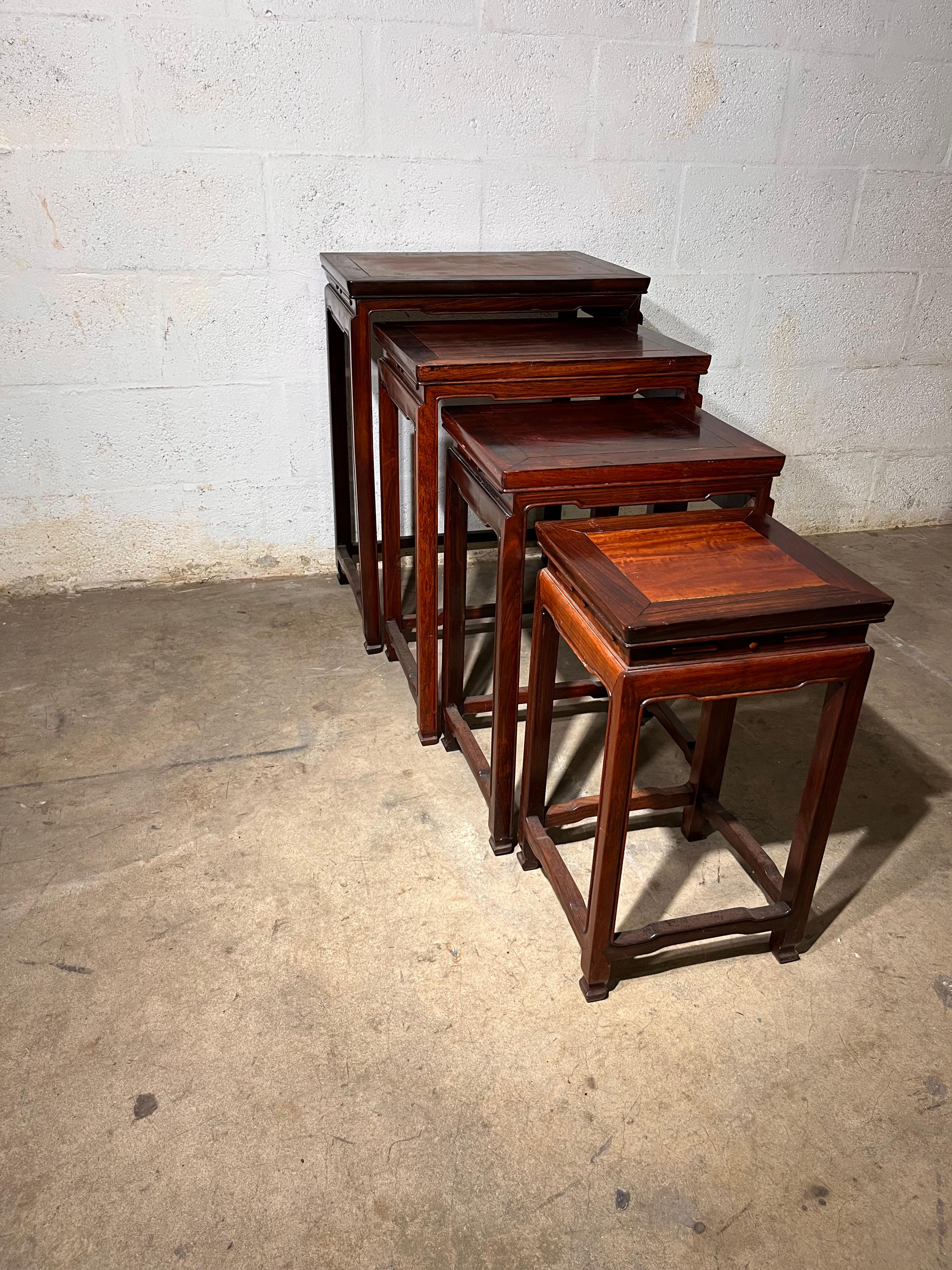 Chine, 4 tables gigognes en  hongmu. Début du XXe siècle 
Très intéressant pour les tables de bout de canapé , élégant et facile à utiliser dans tous les styles de décoration même le design minimaliste.
- Table 1 - H 26 L 20 P 14 in 
- Table 2 - H