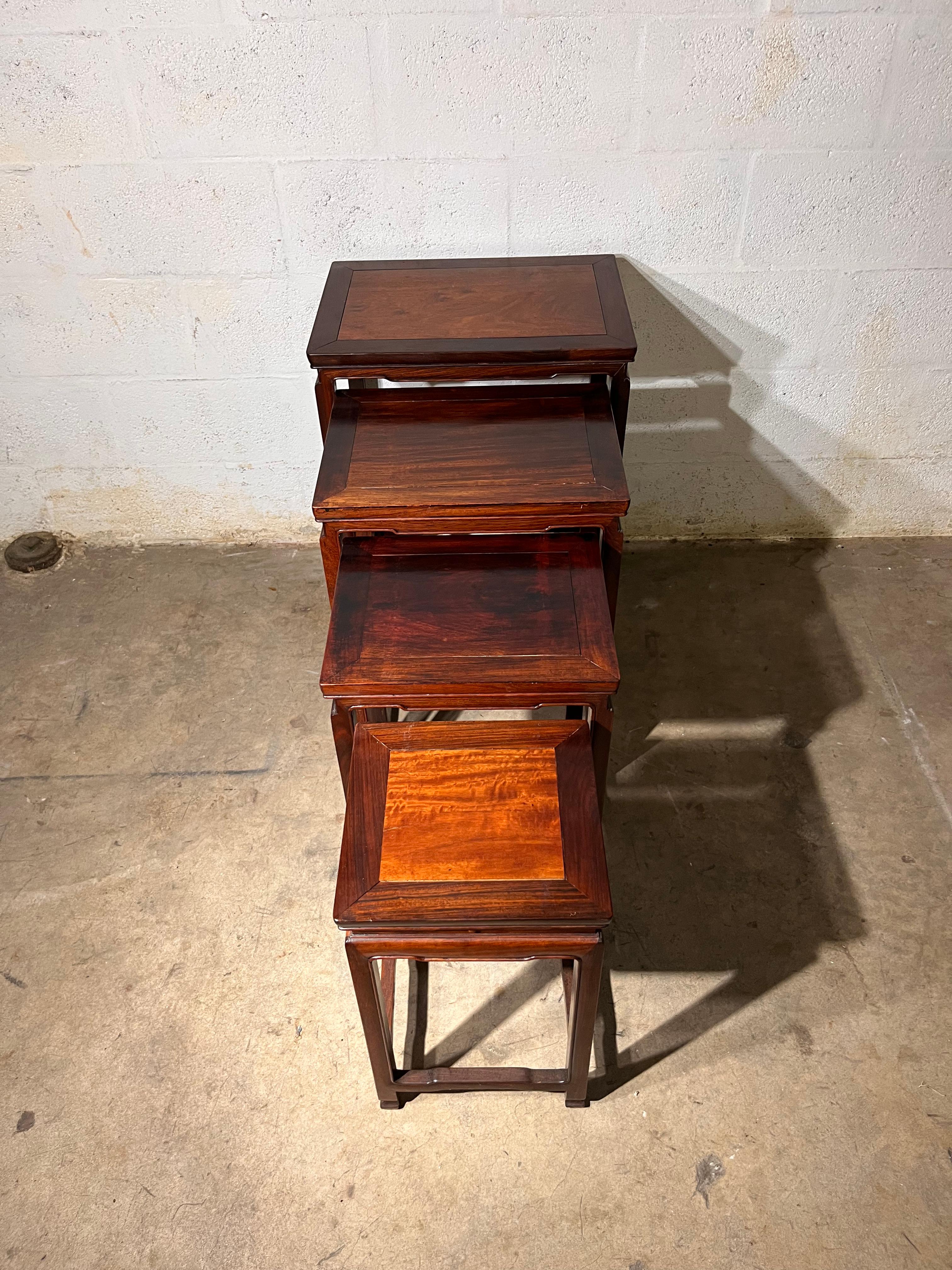 Exportation chinoise Chine 4 tables gigognes en bois de hongmu début 20ème siècle en vente