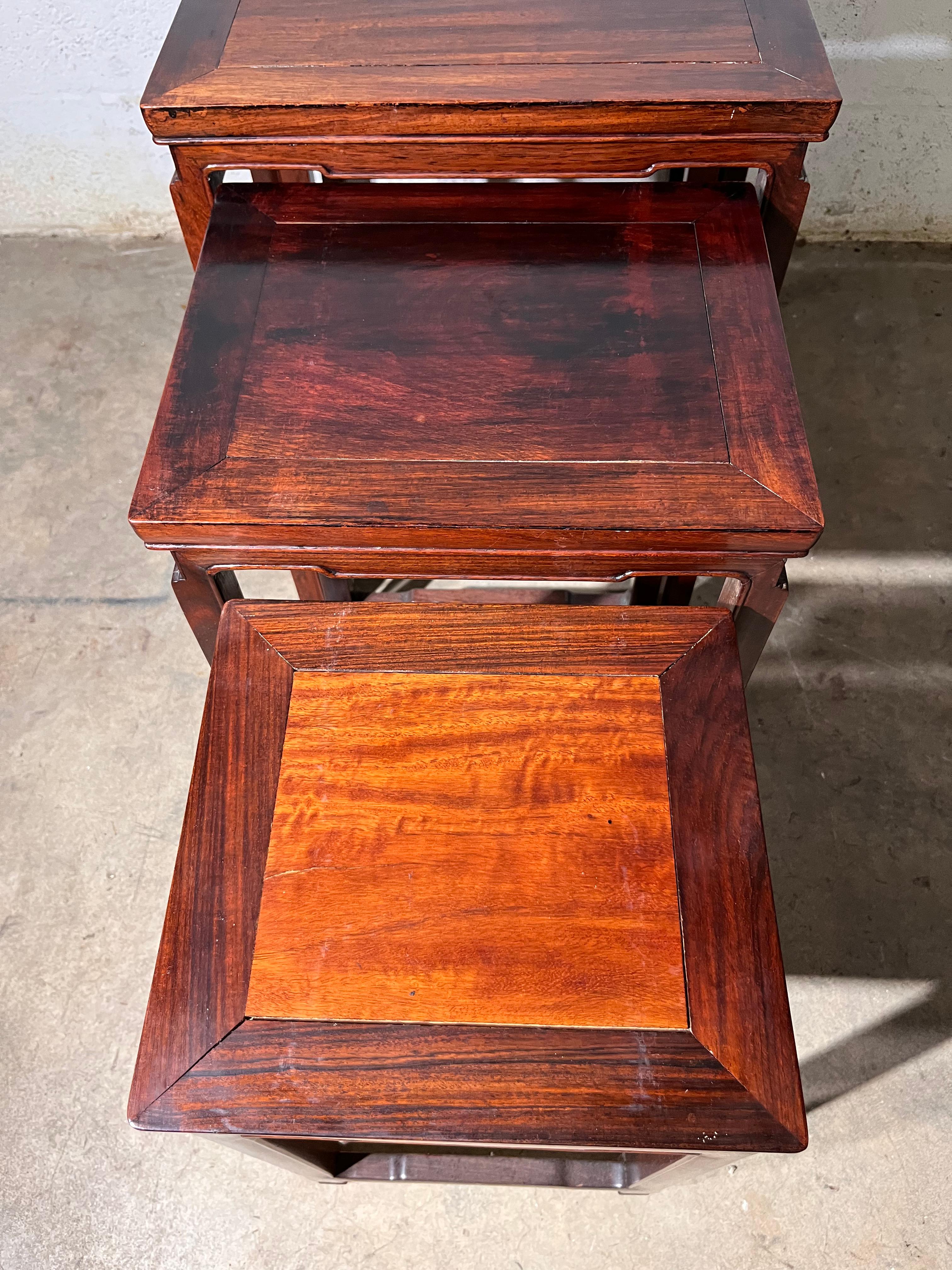Chinois Chine 4 tables gigognes en bois de hongmu début 20ème siècle en vente