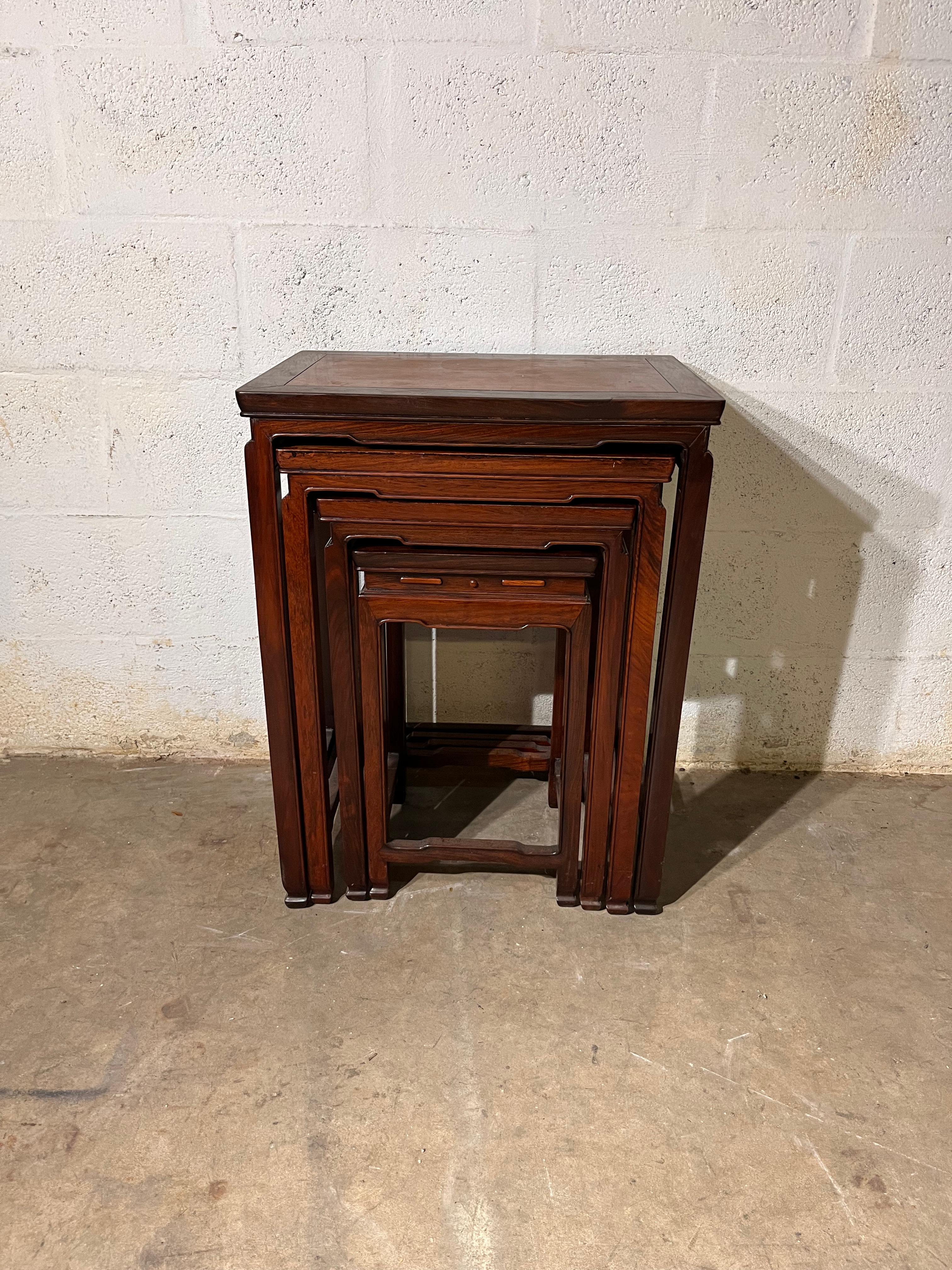 Chine 4 tables gigognes en bois de hongmu début 20ème siècle Bon état - En vente à Miami, FL