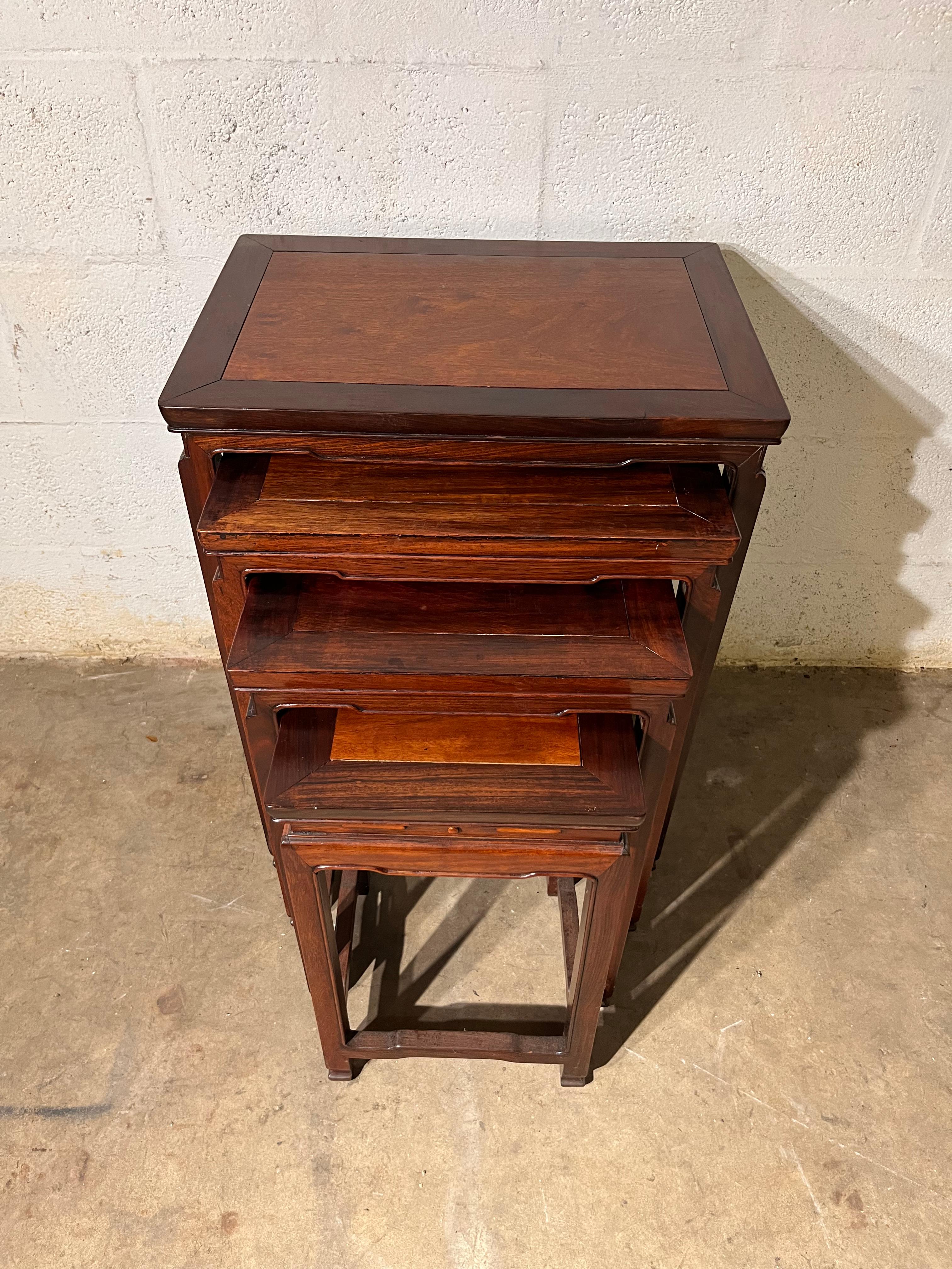 20ième siècle Chine 4 tables gigognes en bois de hongmu début 20ème siècle en vente