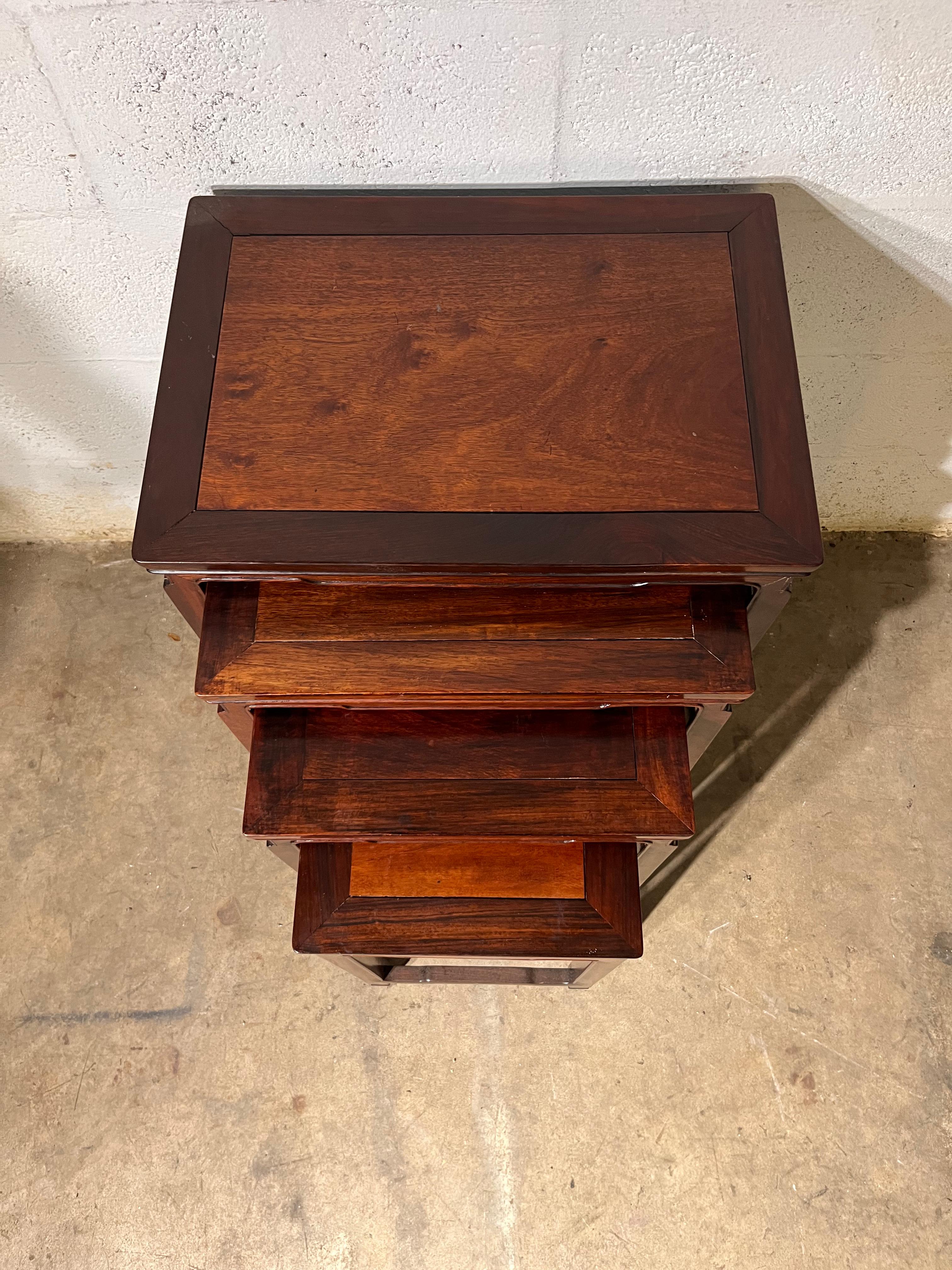 Bois Chine 4 tables gigognes en bois de hongmu début 20ème siècle en vente