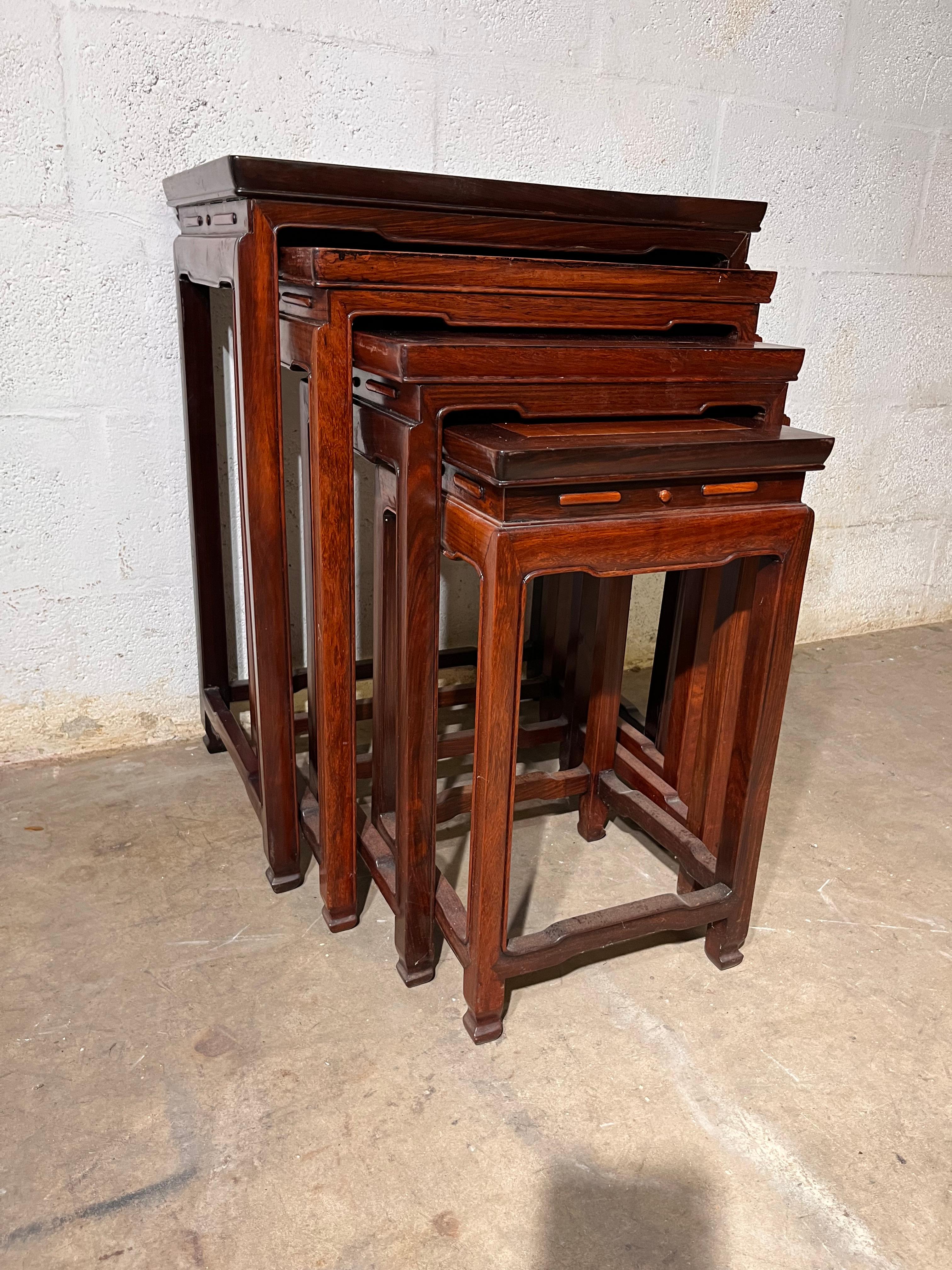 Chine 4 tables gigognes en bois de hongmu début 20ème siècle en vente 1