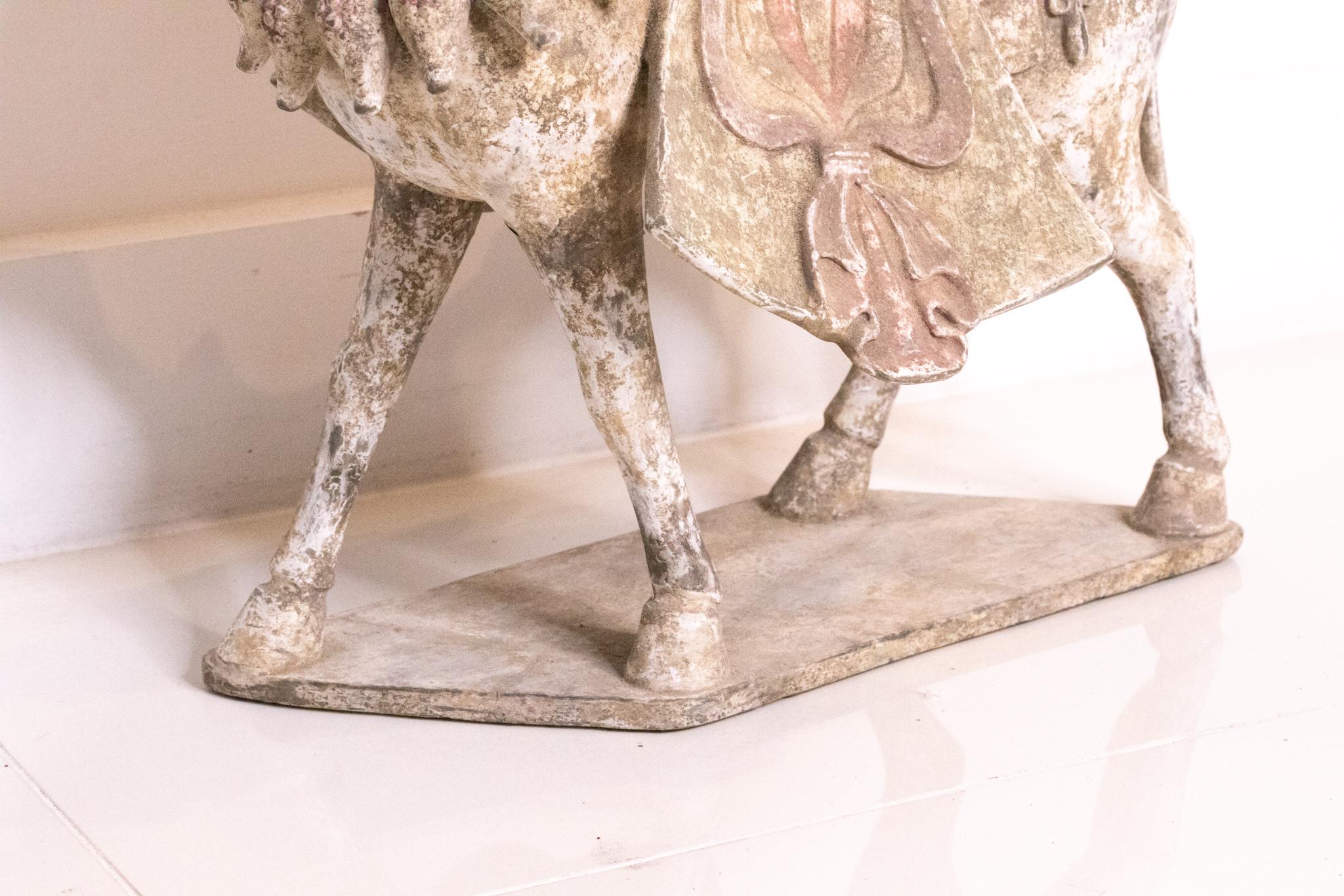 China 549-577 AD Nördliche Qi Dynasty Antikes Pferd mit Kopfbedeckung aus Steingut (18. Jahrhundert und früher) im Angebot