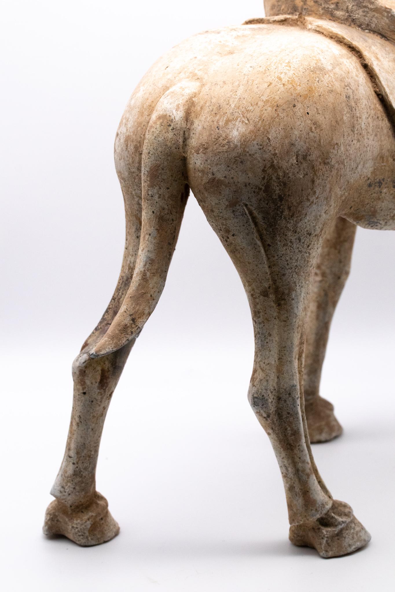 China 618-907 AD Tang-Dynastie Antike Steingut-Skulptur eines Spaziergängers (18. Jahrhundert und früher) im Angebot