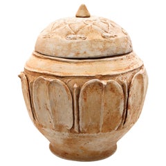 Chine 618-907 AD Dynasty Tang Vessel Offering With 8 Lotus Petals in Earthenware (Vase à offrandes avec 8 pétales de lotus en faïence)