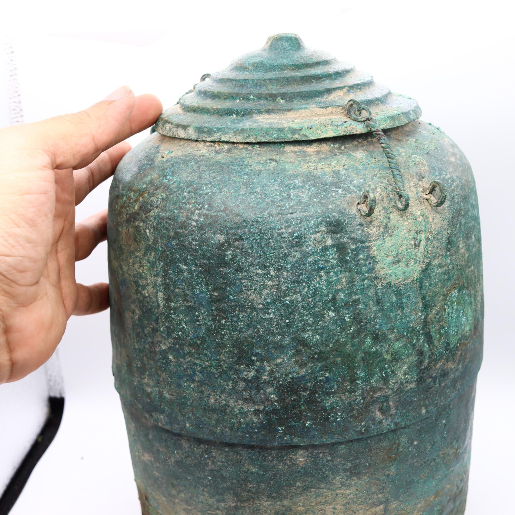 Médiéval Chine 960 AD Dynastie Song Très rare vase à offrandes en bronze de la période impériale en vente