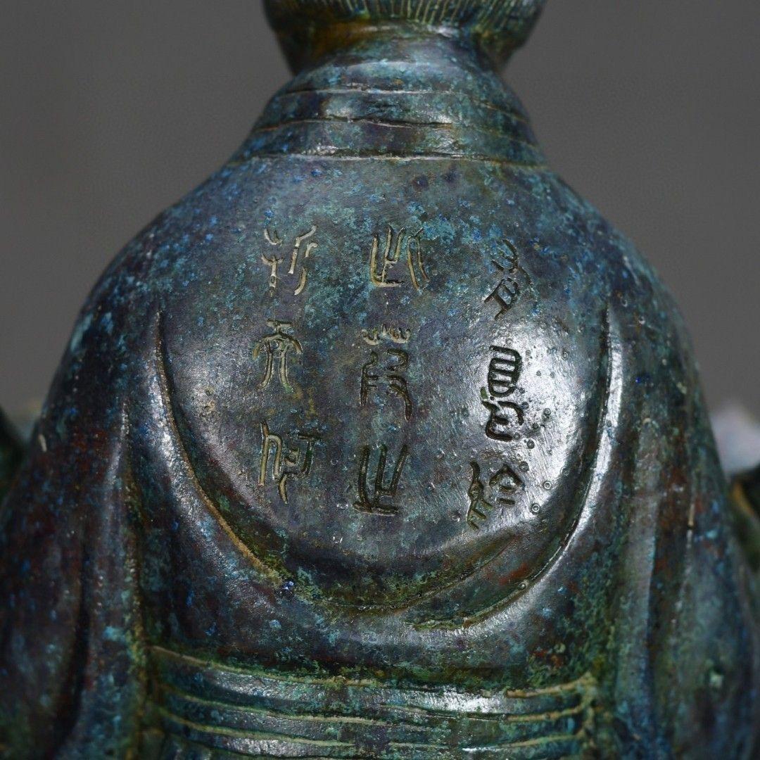 China Escultura de Bronce Antiguo Siervo Real de Pie Portavelas en venta 6