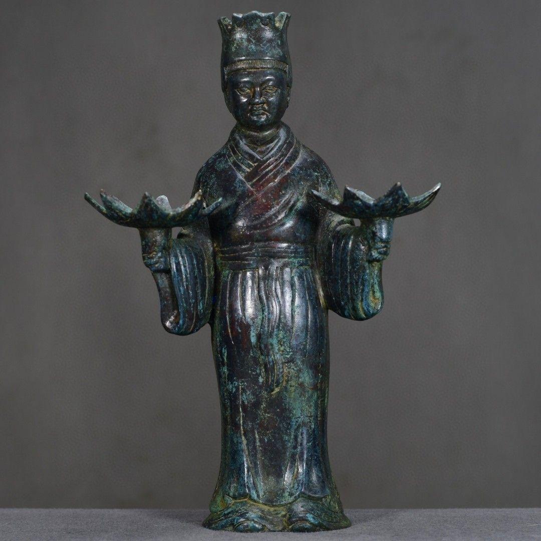 La escultura candelabro de sirviente real de pie de bronce antiguo de China es una extraordinaria obra de arte que encarna el rico patrimonio cultural y la artesanía de la antigua China. Estas esculturas se utilizaban a menudo en entornos palaciegos