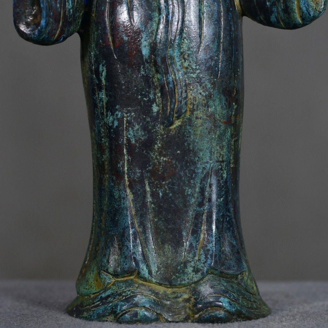 China Escultura de Bronce Antiguo Siervo Real de Pie Portavelas siglo XIX en venta