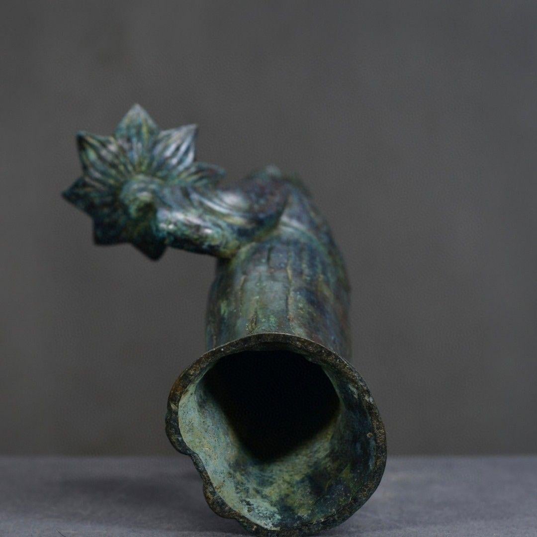 China Escultura de Bronce Antiguo Siervo Real de Pie Portavelas en venta 3