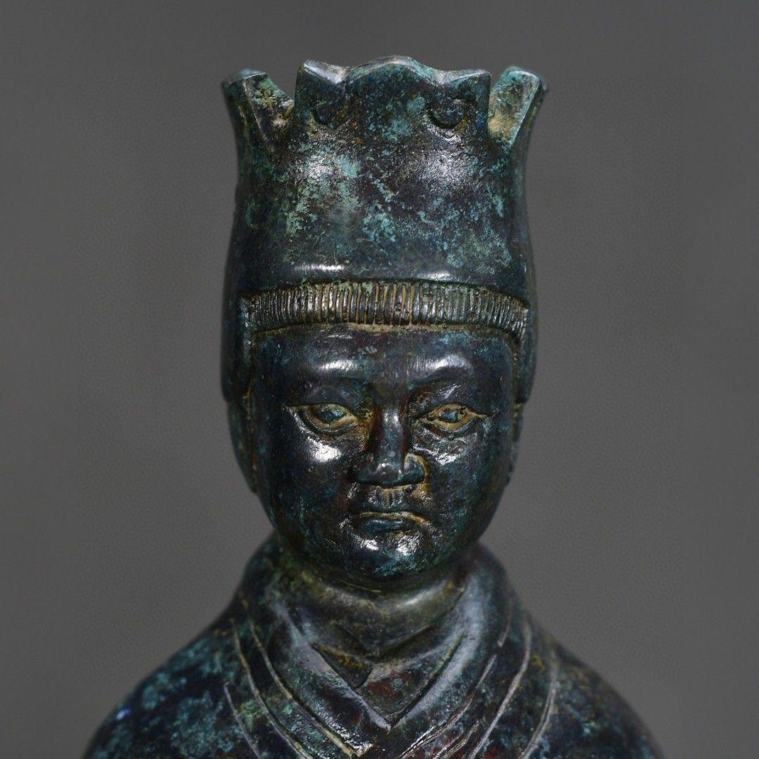 China Escultura de Bronce Antiguo Siervo Real de Pie Portavelas en venta 4