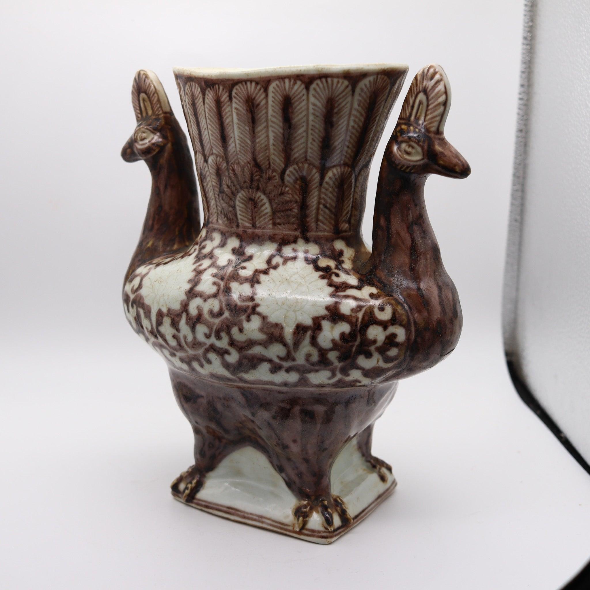 CHINE Dynastie antique Vase figuratif en porcelaine émaillée représentant un paon, avec marque Xuan-De en vente 4