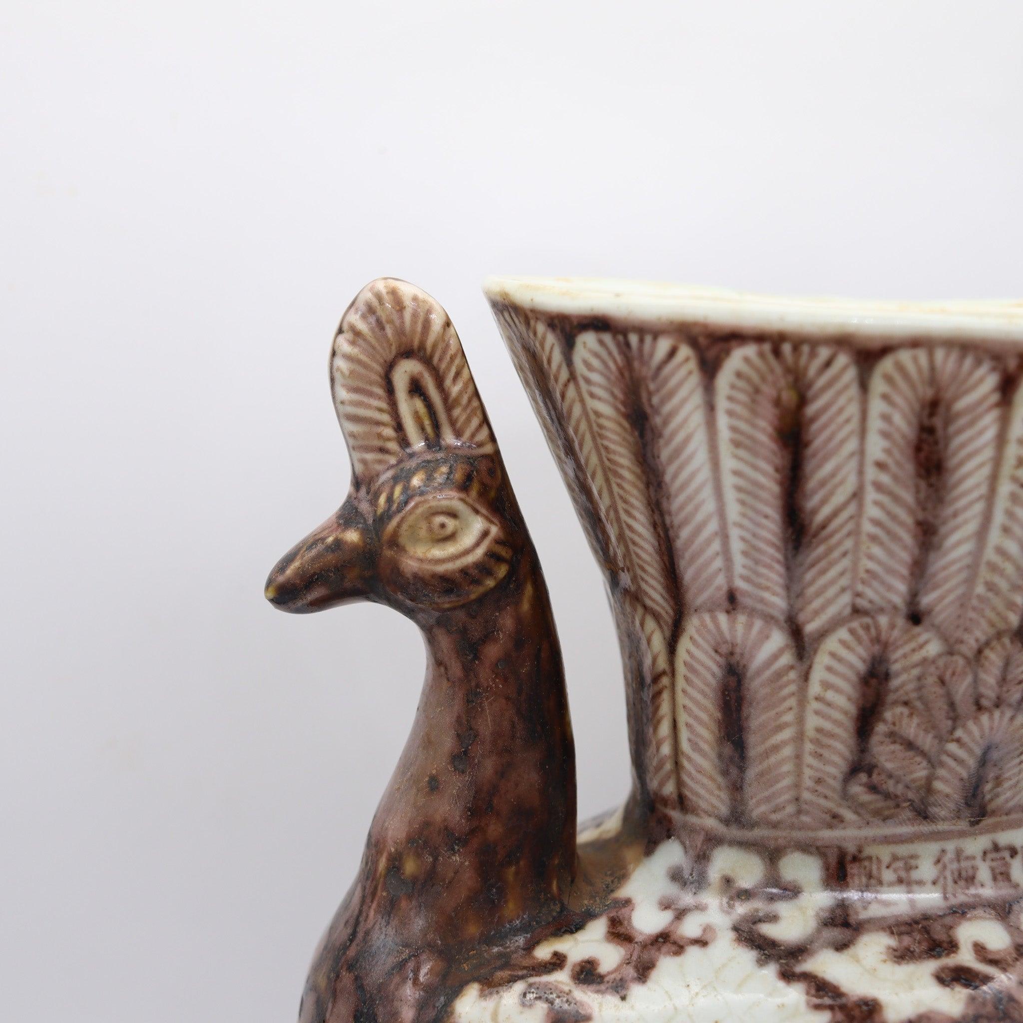 Chinois CHINE Dynastie antique Vase figuratif en porcelaine émaillée représentant un paon, avec marque Xuan-De en vente