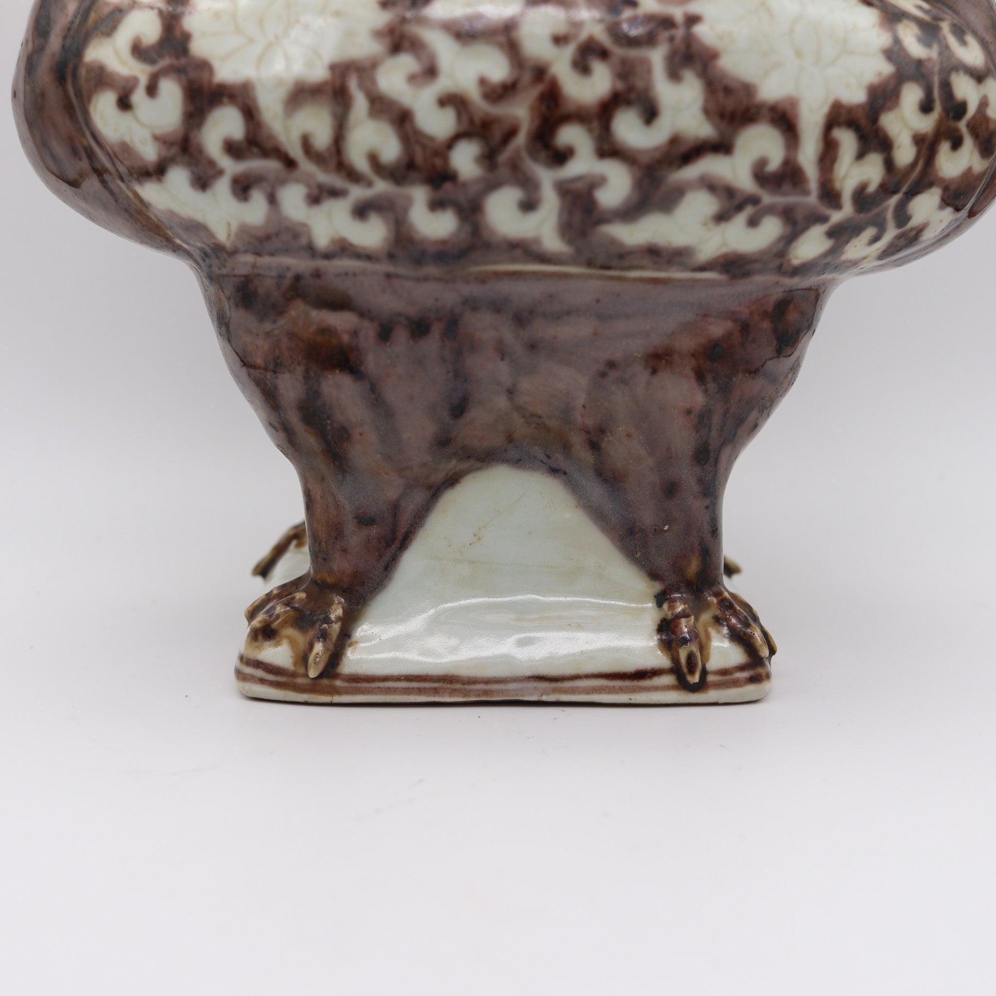 XIXe siècle CHINE Dynastie antique Vase figuratif en porcelaine émaillée représentant un paon, avec marque Xuan-De en vente