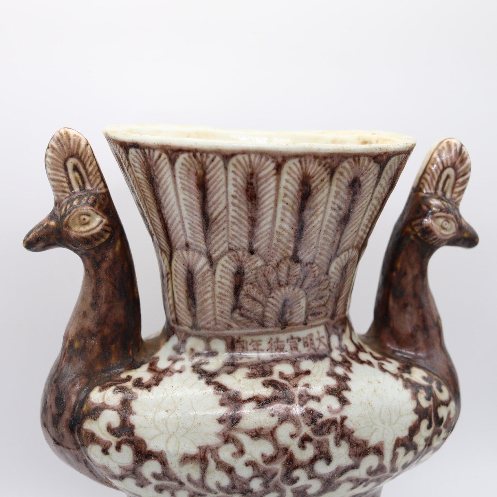 Porcelaine CHINE Dynastie antique Vase figuratif en porcelaine émaillée représentant un paon, avec marque Xuan-De en vente