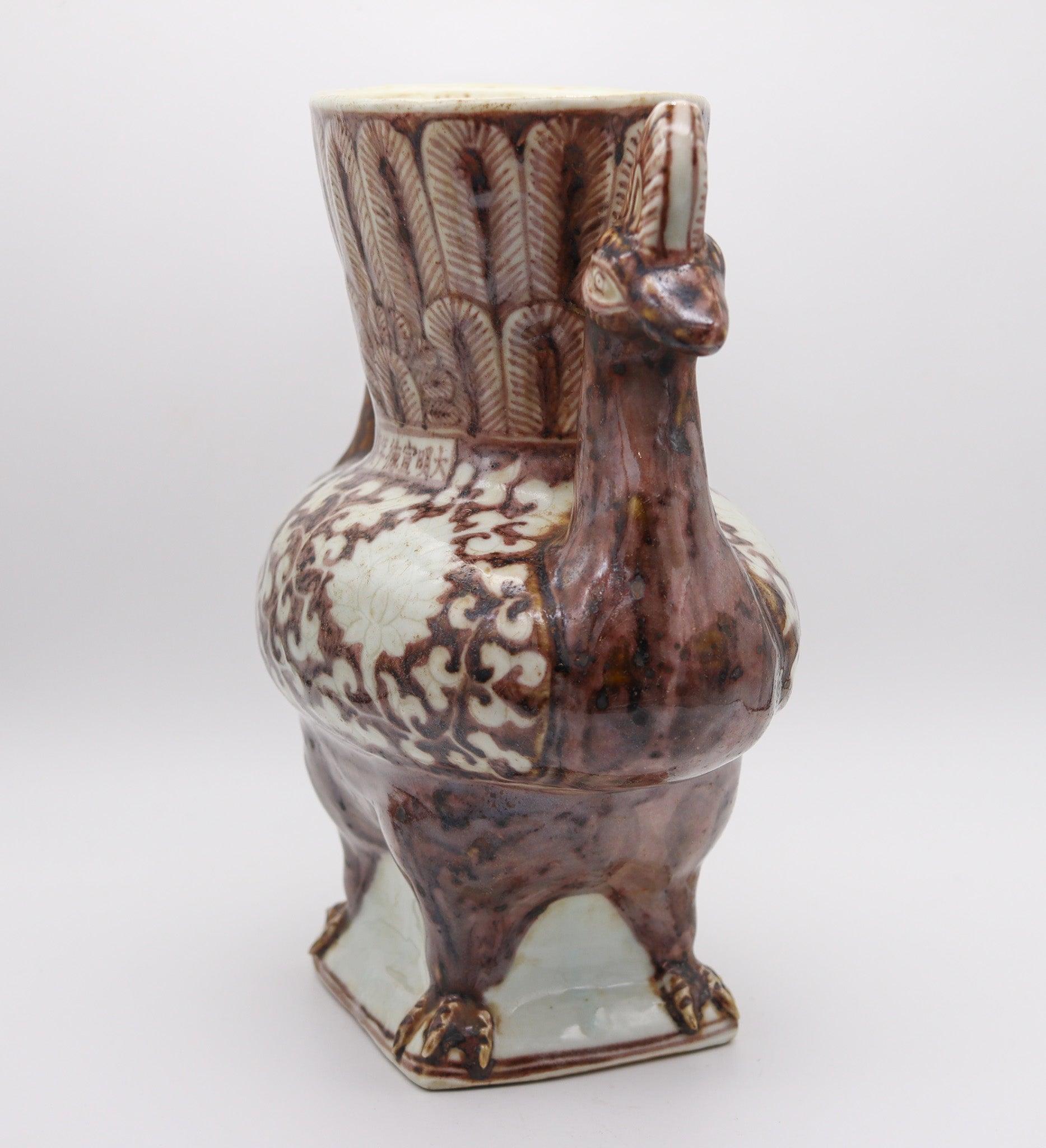 CHINE Dynastie antique Vase figuratif en porcelaine émaillée représentant un paon, avec marque Xuan-De en vente 1