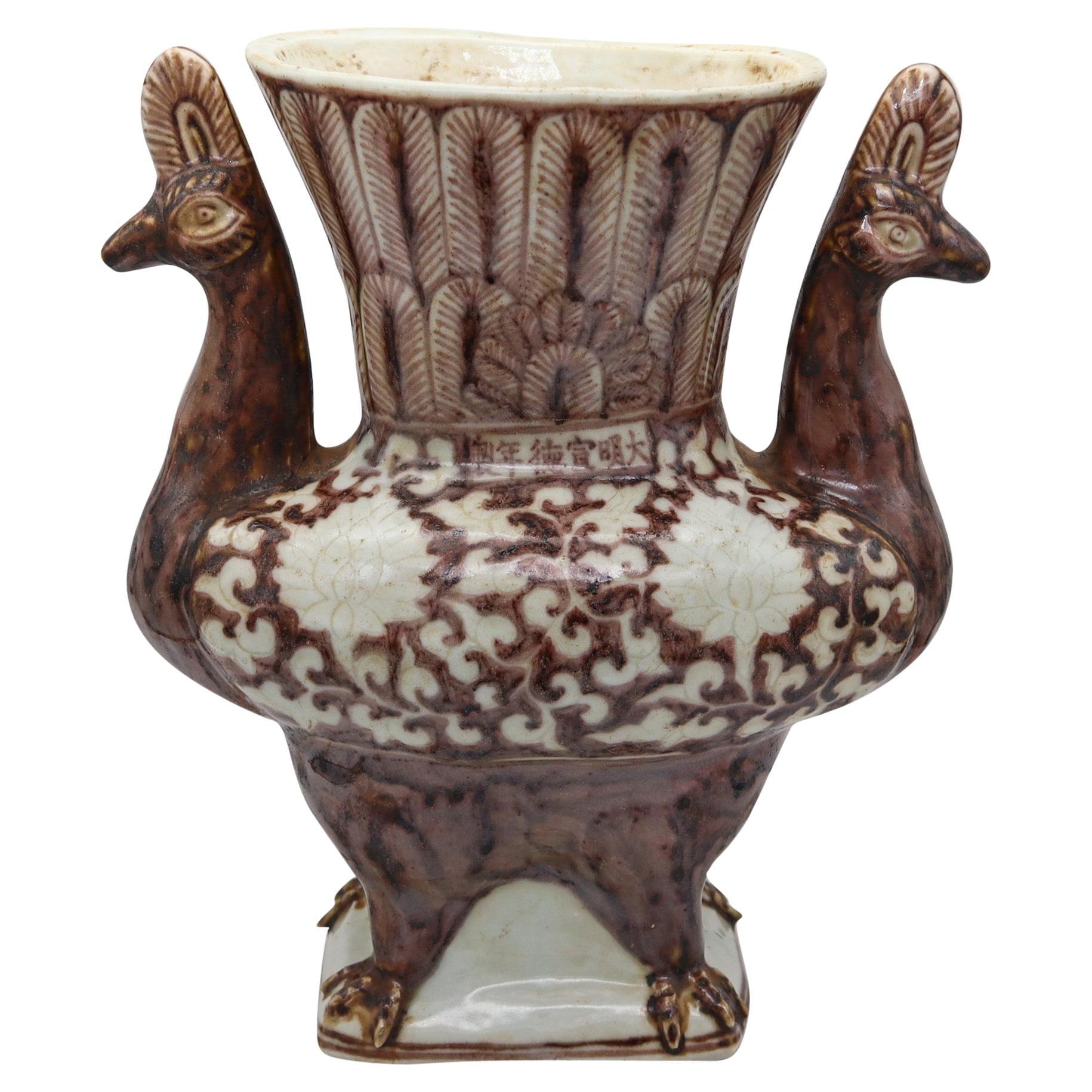 CHINA Jarrón de porcelana esmaltada de la Dinastía Antigua con figura de pavo real y marca Xuan-De