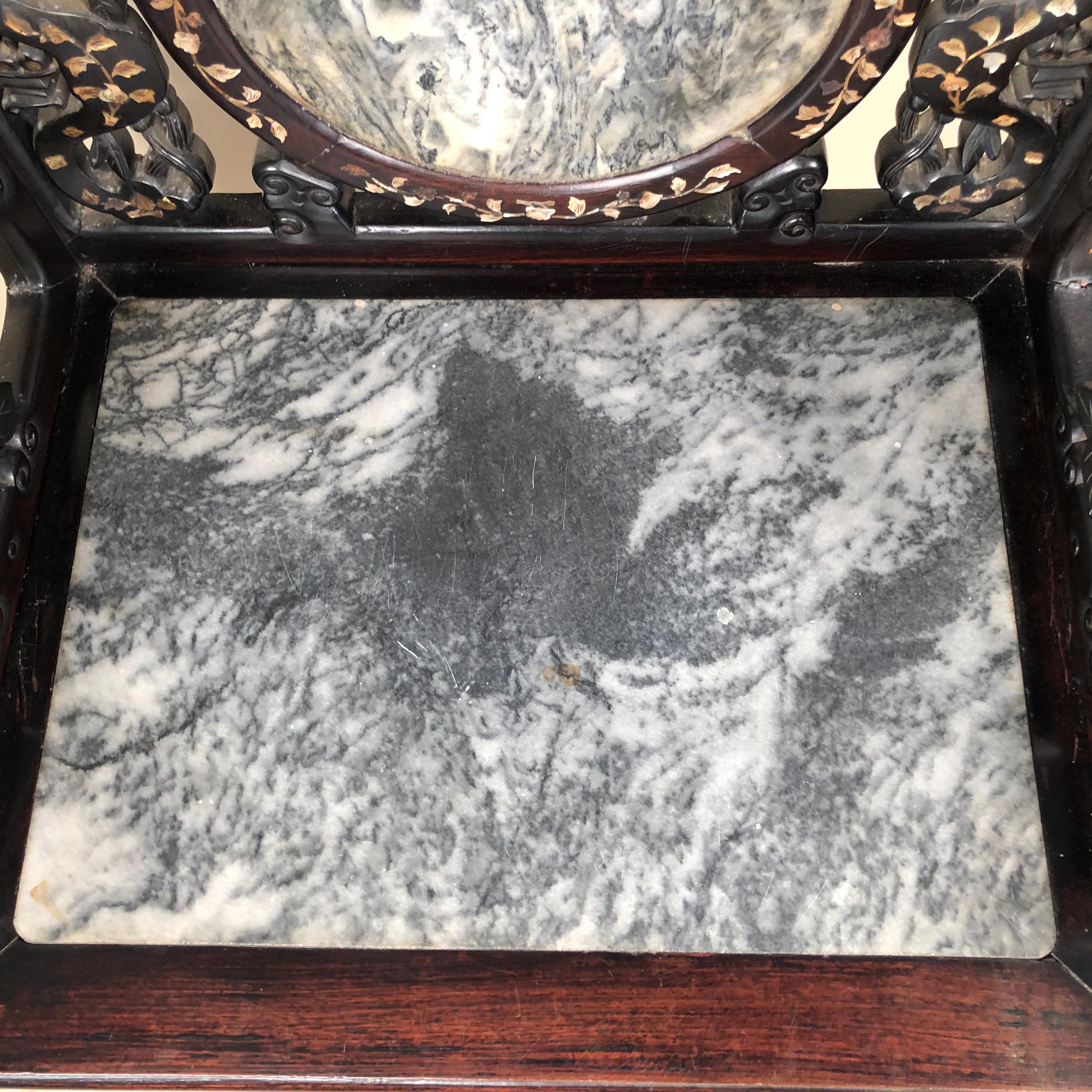 China Finest Antique Dream Stone And Mother Pearl  Inlaid Chair  (Handgeschnitzt) im Angebot