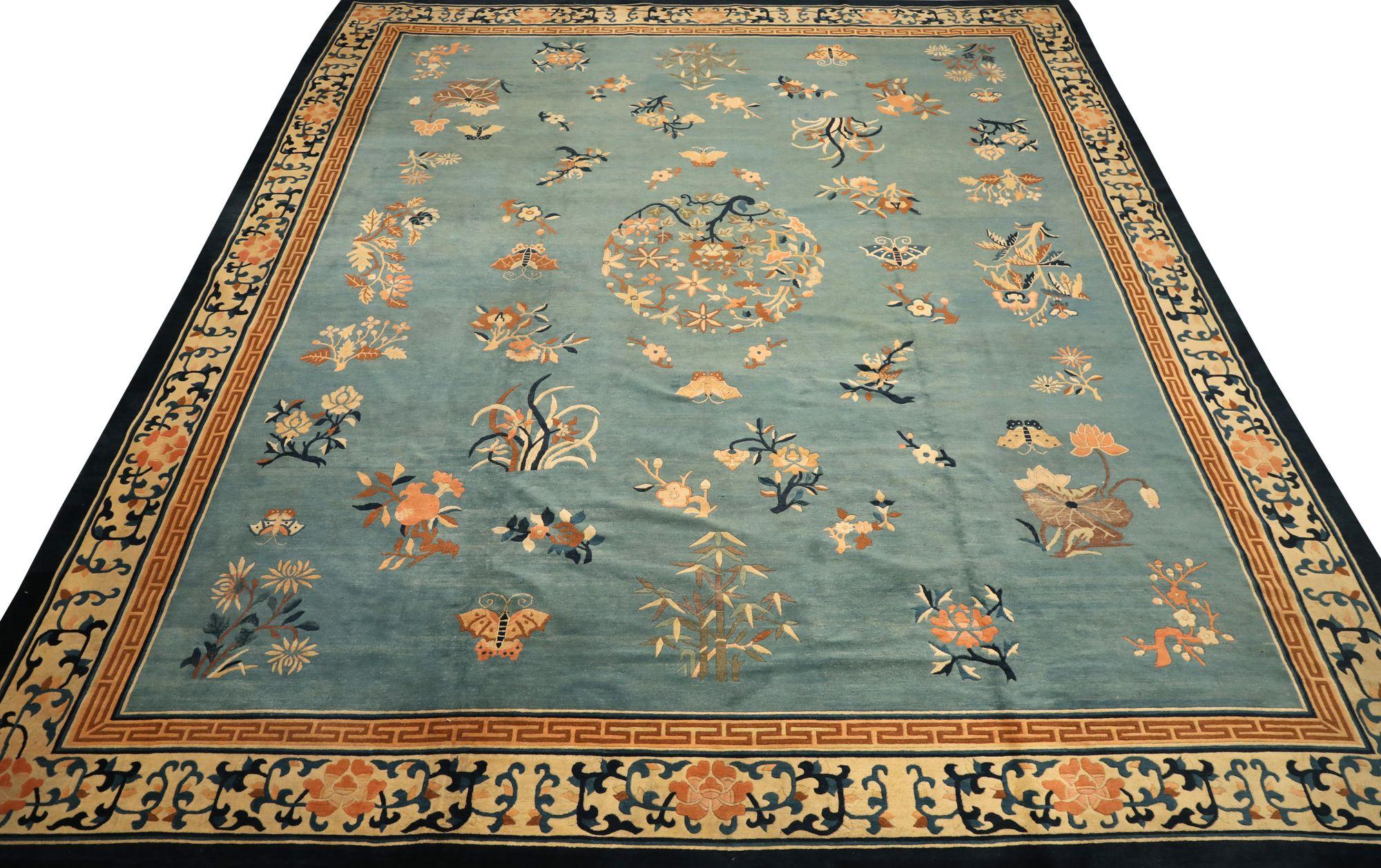 Scopri l'eleganza della Cina Art Deco con il Tappeto Over Size di CIRCA 1910. Progettato con lana e blu, questo design esclusivo è perfetto per valorizzare il tuo spazio.
