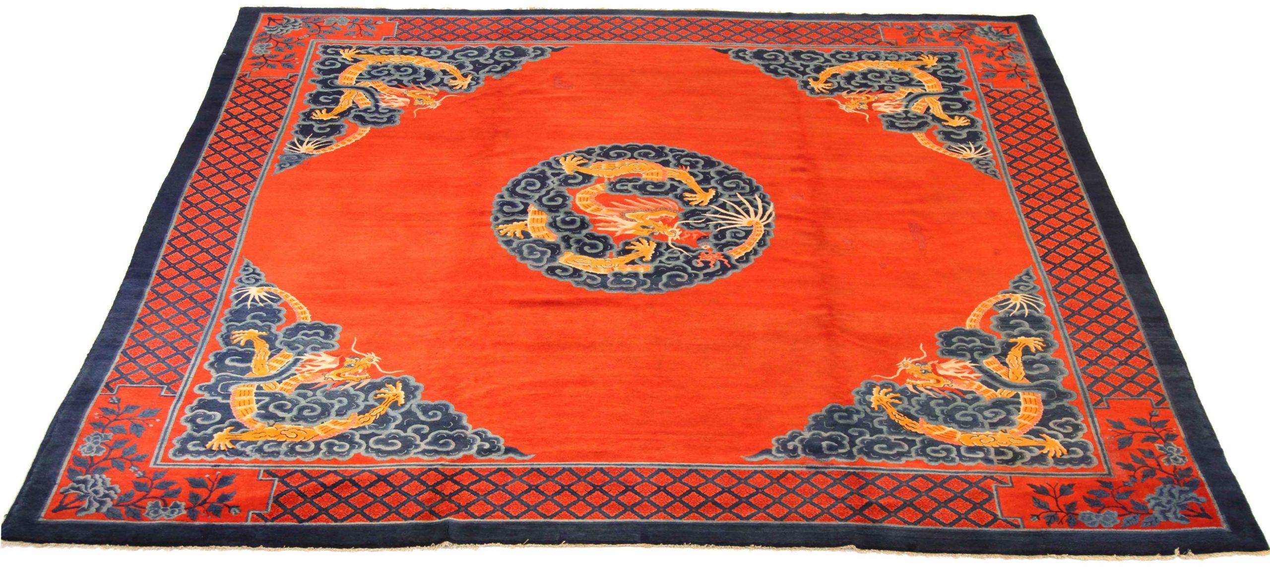Découvrez l'élégance de la Chine de Pékin avec des tapis carrés de Circa 1910. Conçu avec Wool et BlackRedYellow, ce design exclusif est parfait pour mettre en valeur votre espace.