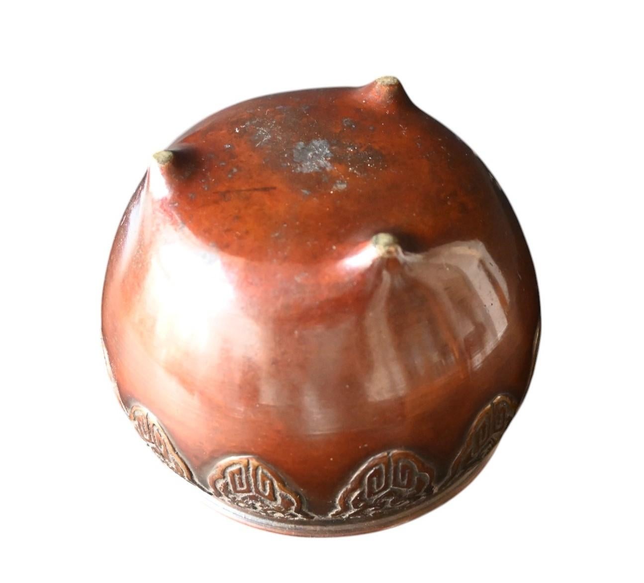 Chine, brûleur d'encens en bronze avec décoration archaïque, dynastie Qing.
Patine d'origine brune et traces d'utilisation ancienne.
19ème siècle
Diamètre du corps 10,5 cm, hauteur 8 cm
