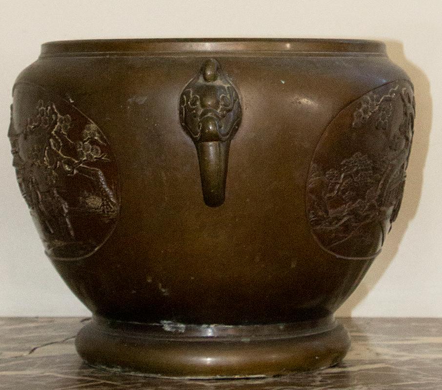 China Bronze Pot Cover with Palace Courtyard Scenes, circa 1900 In Good Condition For Sale In Beuzevillette, FR