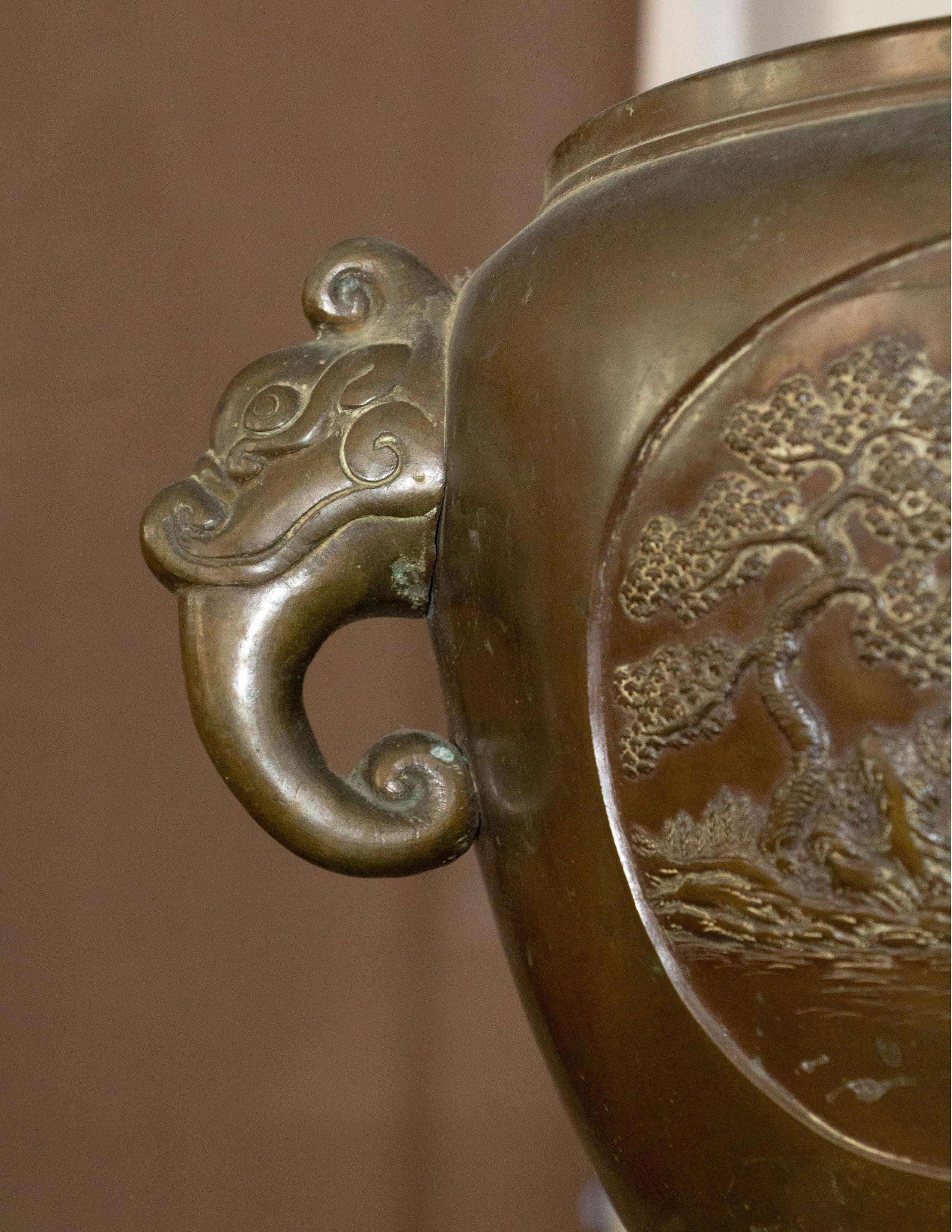 XIXe siècle Cache-pot en bronze de Chine avec scènes de cour de palais, vers 1900 en vente