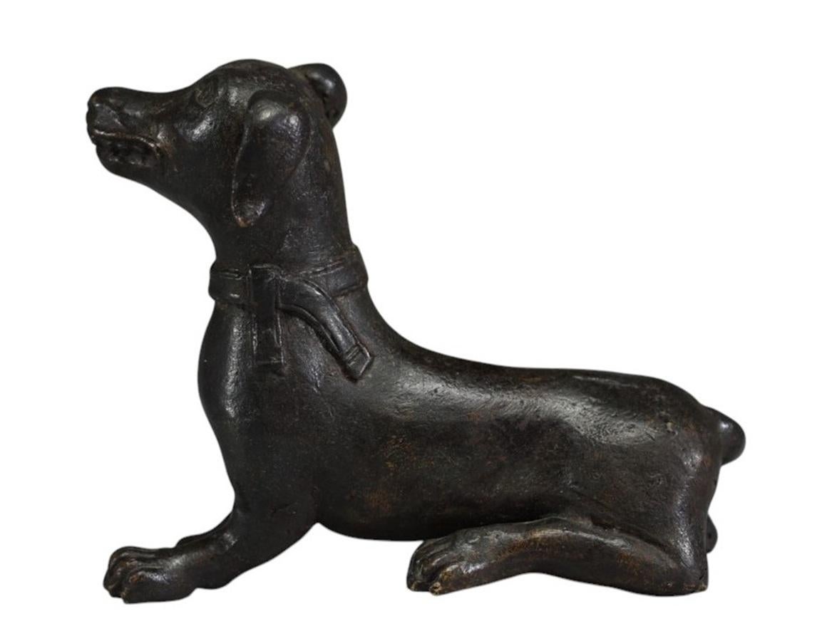 Chine - Poids en bronze représentant un chien assis, dynastie Qing, 18e siècle.
Belle patine ancienne.
Hauteur 9 cm, longueur 11,5 cm.