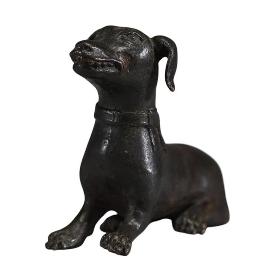 Chinois Chine, poids en bronze représentant un chien assis, Qing, 18e siècle en vente