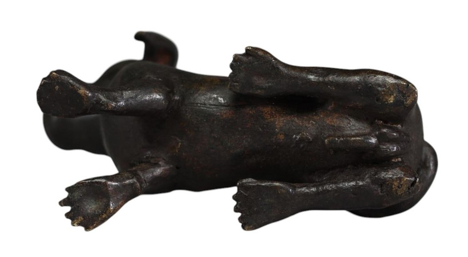 Moulage Chine, poids en bronze représentant un chien assis, Qing, 18e siècle en vente