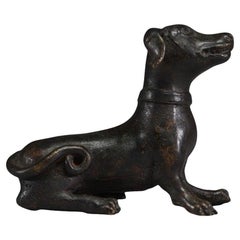 China, Bronze-Schnörkelgewicht mit Schnörkeln, der einen sitzenden Hund darstellt, Qing, 18. Jahrhundert