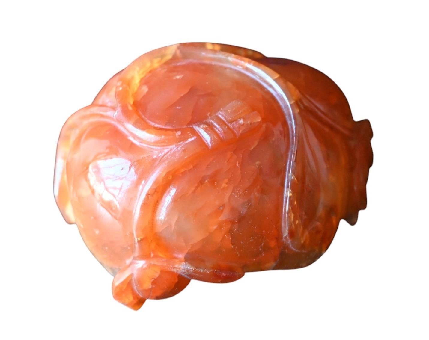 Chine, support de pinceau en agate (carneline) sculpté avec décoration en relief, 20e siècle en vente 2