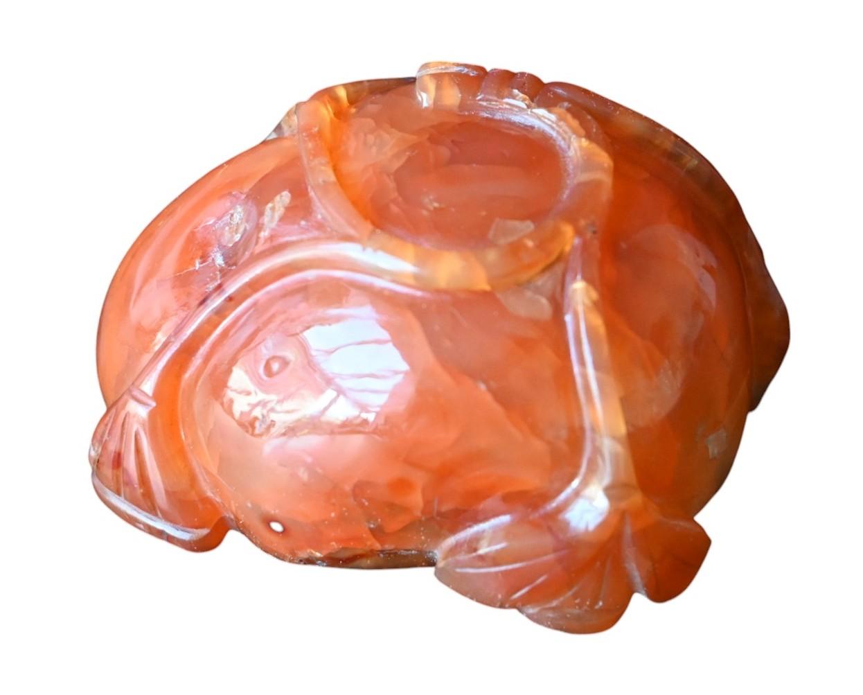 Chine, support de pinceau en agate (carneline) sculpté avec décoration en relief, 20e siècle en vente 3