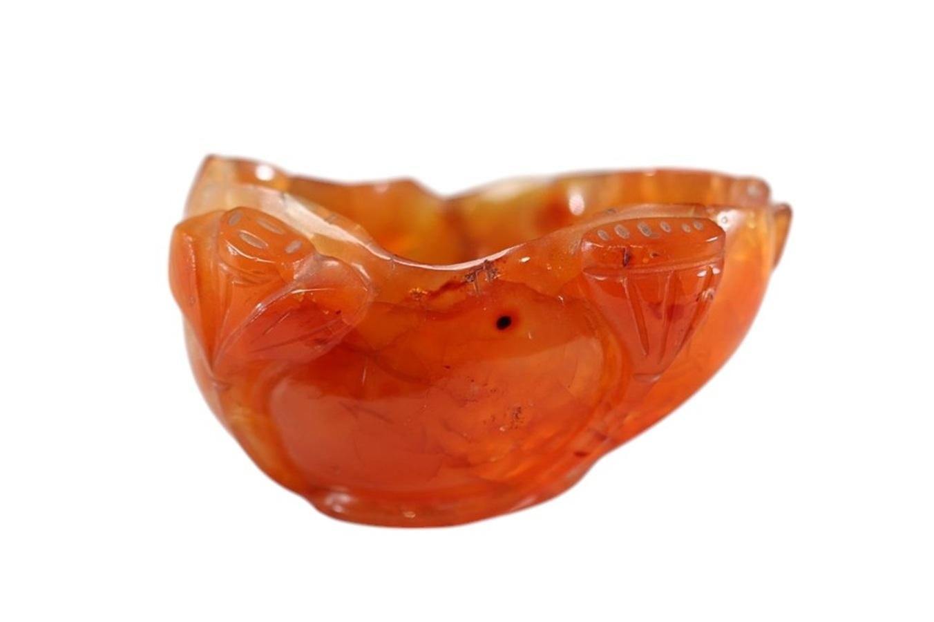 China Brush rinse washer in agate (carnelian) carved with relief decoration with flowers
Début du 20e siècle
Structure naturelle de l'agate
