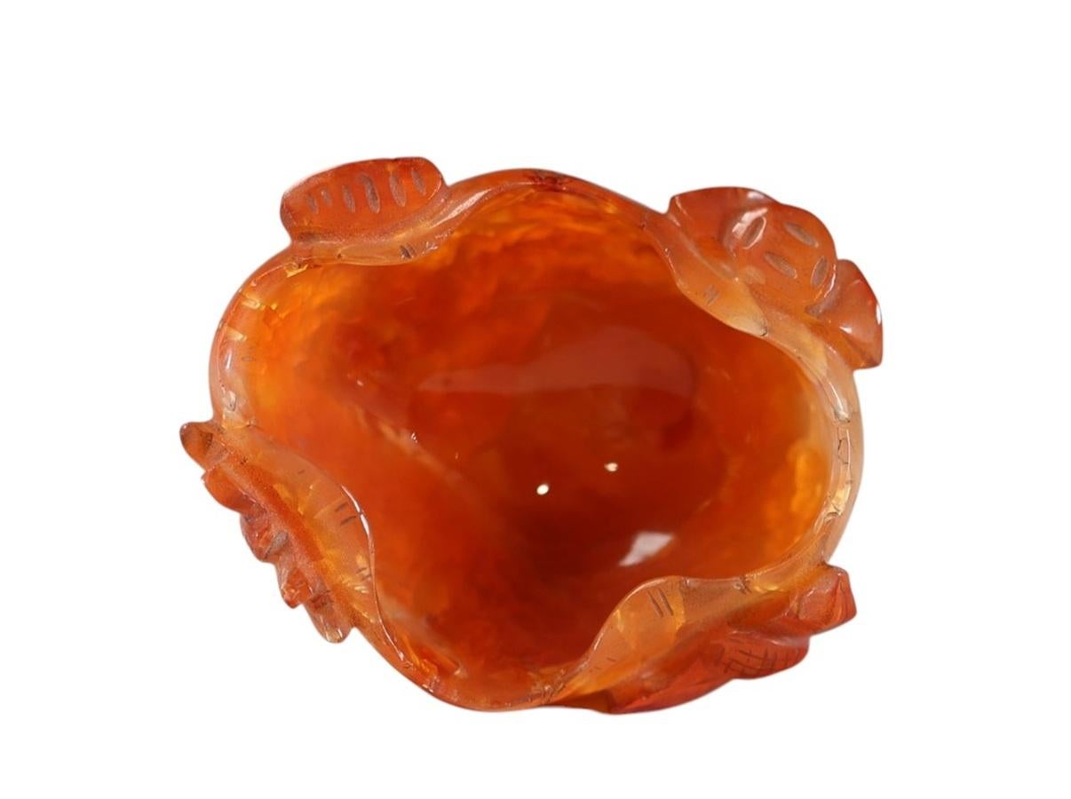 Qing Chine, support de pinceau en agate (carneline) sculpté avec décoration en relief, 20e siècle en vente