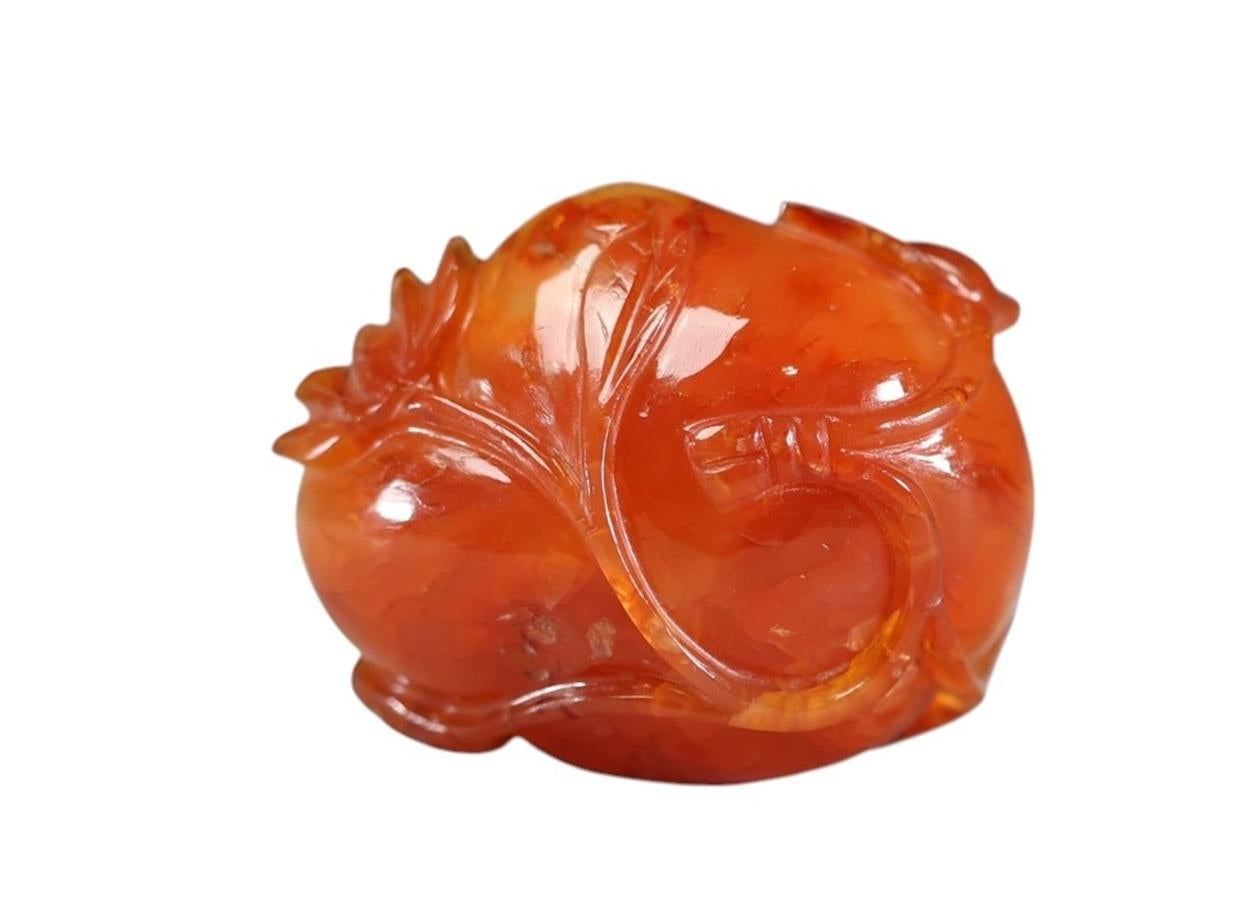 Chinois Chine, support de pinceau en agate (carneline) sculpté avec décoration en relief, 20e siècle en vente