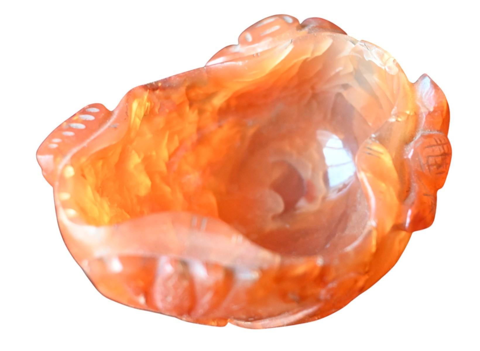 Sculpté à la main Chine, support de pinceau en agate (carneline) sculpté avec décoration en relief, 20e siècle en vente