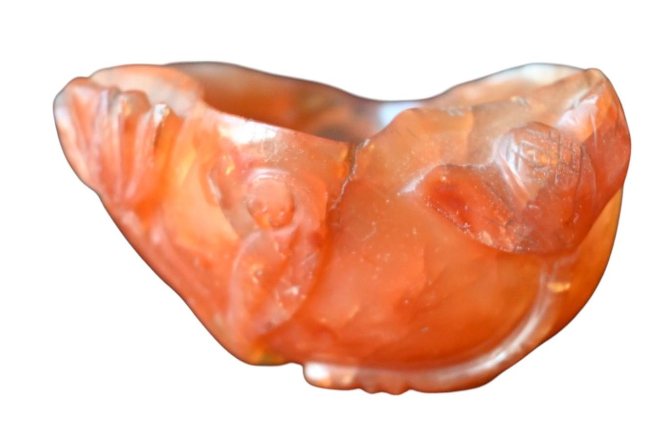 Chine, support de pinceau en agate (carneline) sculpté avec décoration en relief, 20e siècle Bon état - En vente à Bilzen, BE