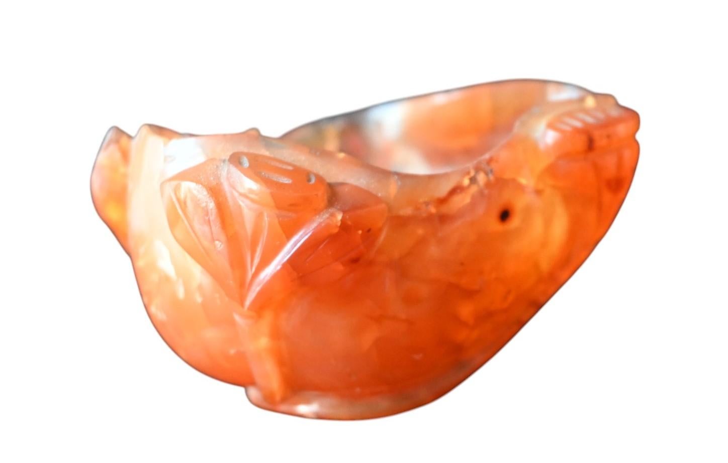 Agate Chine, support de pinceau en agate (carneline) sculpté avec décoration en relief, 20e siècle en vente