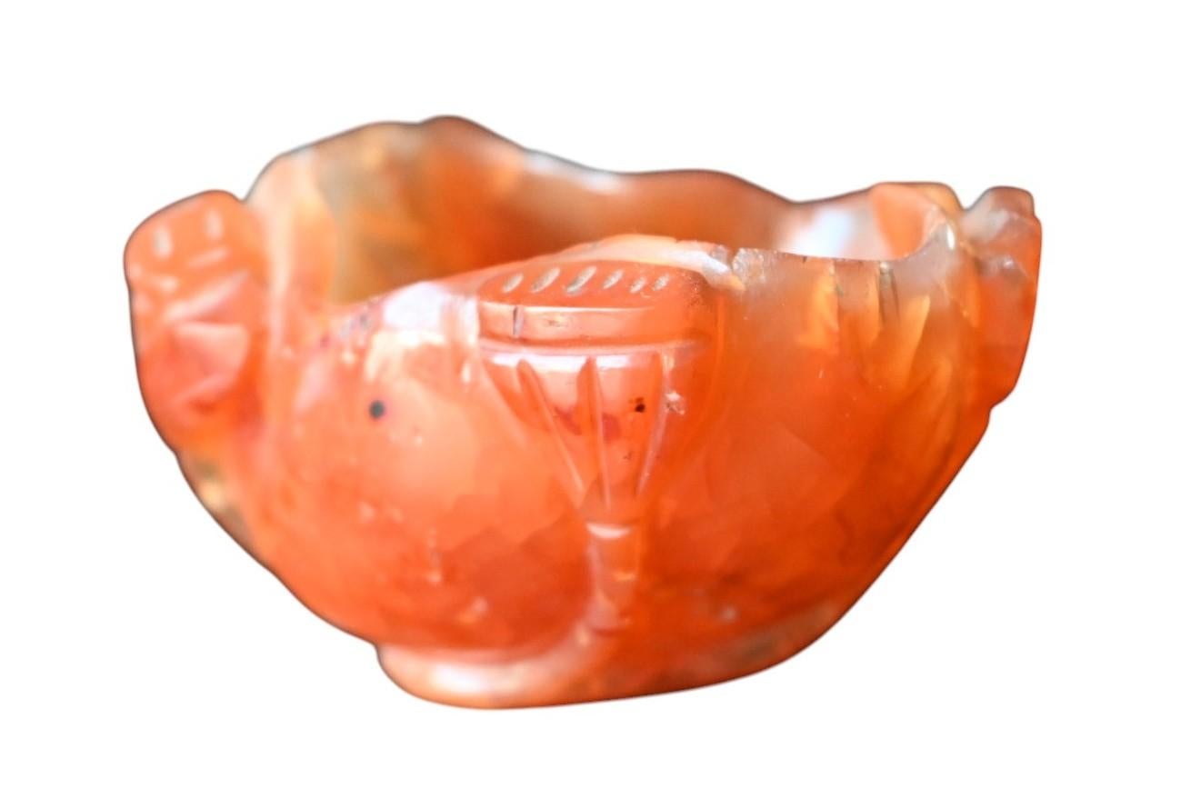 Chine, support de pinceau en agate (carneline) sculpté avec décoration en relief, 20e siècle en vente 1