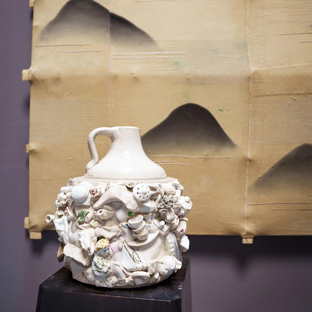 Con sede a Chicago, l'artista contemporaneo Michael Thompson crea aquiloni unici, collage e opere a tecnica mista assemblate con frammenti di materiali del passato e del presente raccolti nei suoi viaggi. Nella sua serie di brocche della memoria,