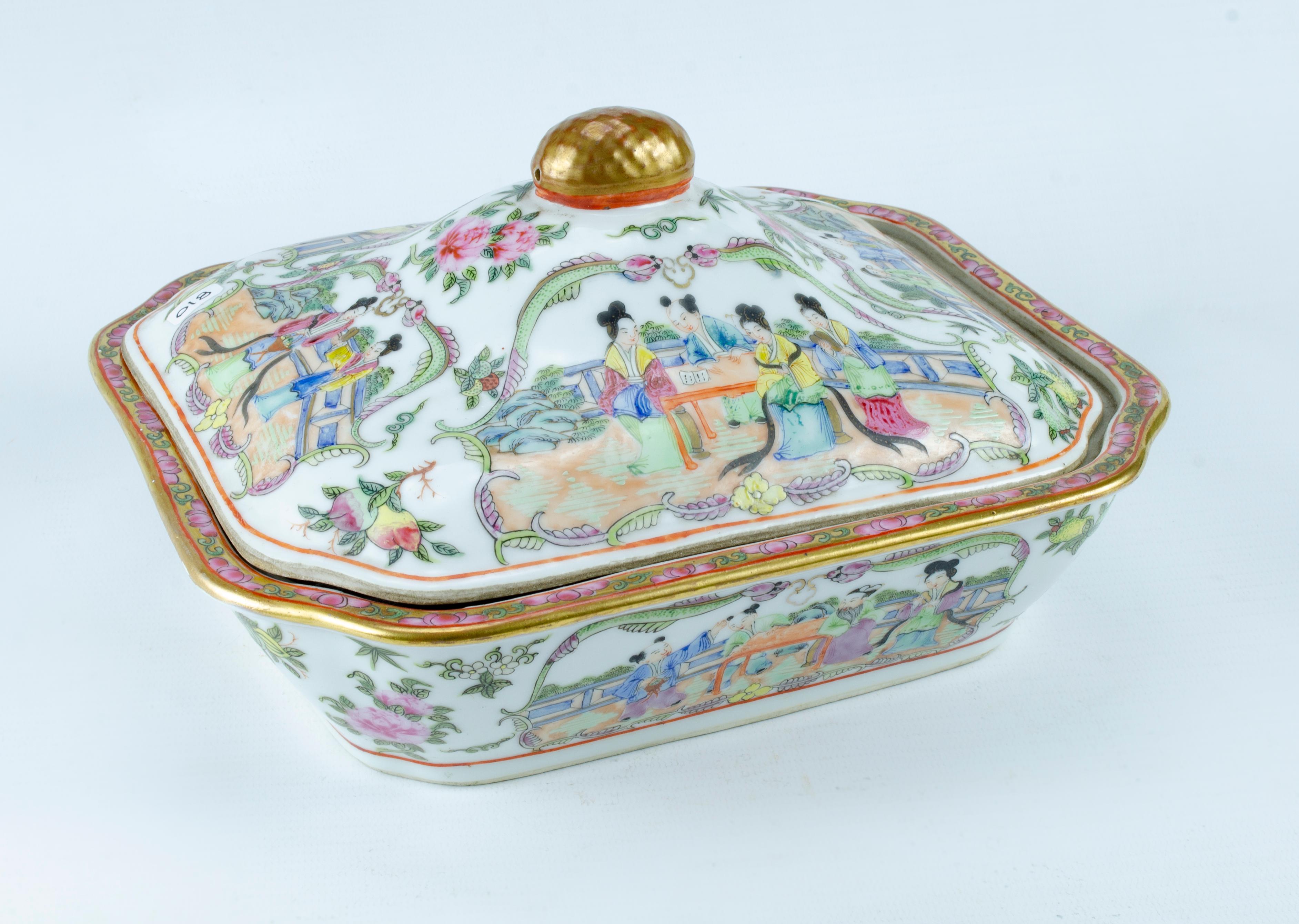 China canton porcelain.
Export Circa 1920.
Family Rose style.
box with lid.
Polychromy with natural wear.
Decorated with traditional scenes.