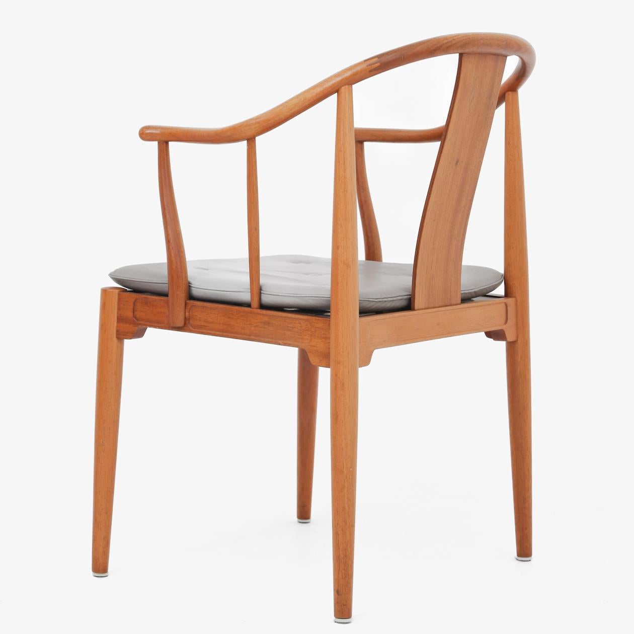 FH 4283 - China chair in mahogany and cushion in light grey leather. Hans J. Wegner / Fritz Hansen.